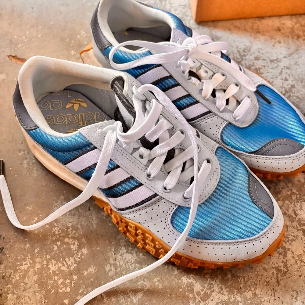 Adidas Retropy men’s 7 blue and white sneakers